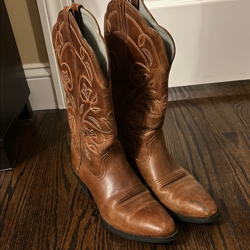 Women’s brown leather Ariat boots size 8.5
